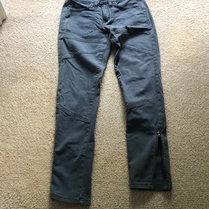 BDG - Skinny Jean with zip ankle ⚙️🔩